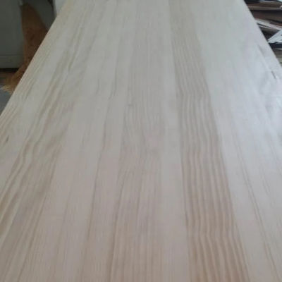 Planche de pin massif personnalisable en finition naturelle ou blanchie pour vos besoins