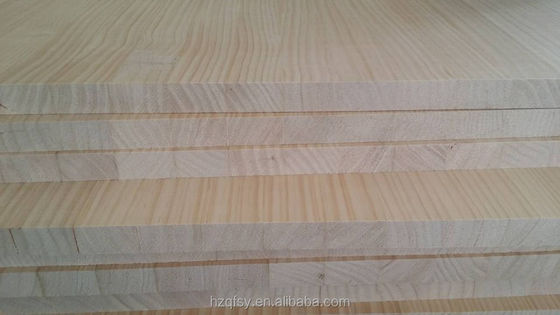 Planche de pin massif personnalisable en finition naturelle ou blanchie pour vos besoins