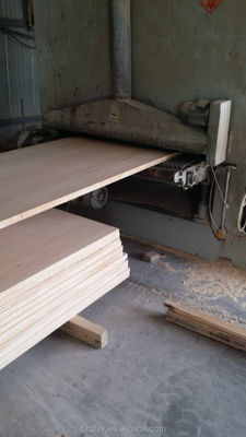 Planche de pin massif personnalisable en finition naturelle ou blanchie pour vos besoins