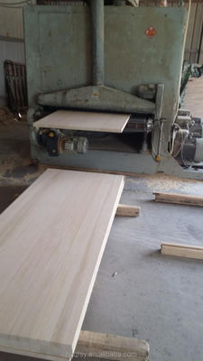 Tableau de bois de pin personnalisable en bois massif de pin avec une densité de 480 à 550 kg/m3