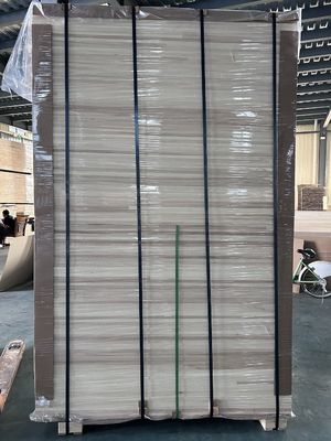 Fin Matériau de mobilier Planche solide de peuplier de qualité AA avec une teneur en humidité de 8% à 12%