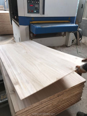 Panneau de bois massif chinois de paulownia dans un style de conception moderne pour les panneaux de paulownia