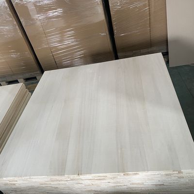 8% à 12% de teneur en humidité Planche de peuplier Plaque solide de placage blanchi pour la construction de bâtiments