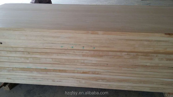 8-12% de teneur en humidité Panneau de bois composé de pin pour la construction solide et durable