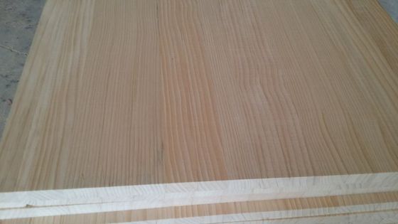 8-12% de teneur en humidité Panneau de bois composé de pin pour la construction solide et durable