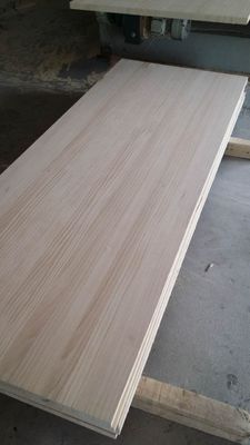 8-12% de teneur en humidité Panneau de bois composé de pin pour la construction solide et durable
