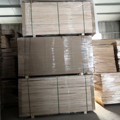 8% à 12% de teneur en humidité Planche de peuplier Plaque solide de placage blanchi pour la construction de bâtiments