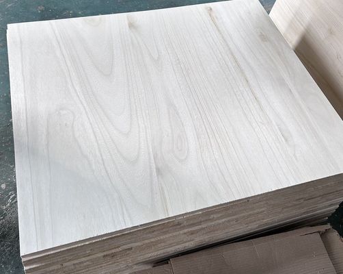 Panneau de table en bois de paulownia certifié FSC en 2440x1220 ou 1200x600 ou taille personnalisée