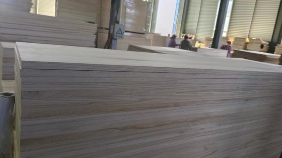 Taux d'humidité de 8% à 12% Panneau en bois massif Paulownia Bois M3 pour la décoration de la maison et du bureau