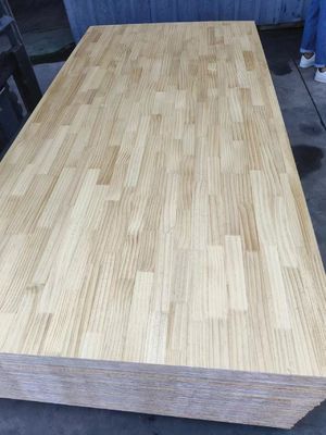 480-510 kg/m3 bois de pin 18 mm articulé à doigts radiate planches solides de pin pour meubles