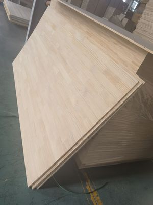 480-510 kg/m3 bois de pin 18 mm articulé à doigts radiate planches solides de pin pour meubles