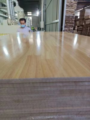 480-510 kg/m3 bois de pin 18 mm articulé à doigts radiate planches solides de pin pour meubles