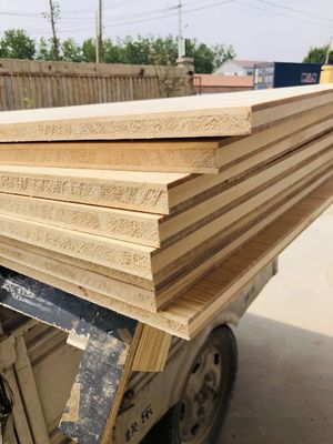 480-550 kg/m3 Trois couches de planche de pin radiate Matériau en bois massif pour les autres Capacité de solution de projet