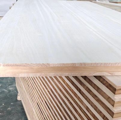 480-550 kg/m3 Trois couches de planche de pin radiate Matériau en bois massif pour les autres Capacité de solution de projet