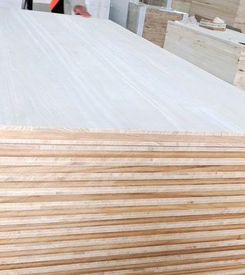 480-550 kg/m3 Trois couches de planche de pin radiate Matériau en bois massif pour les autres Capacité de solution de projet