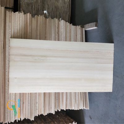 Meubles en bois de pin avec une densité de 480 à 550 kg/m3 et une teneur en humidité de 8 à 12%