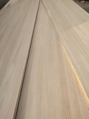Meubles en bois de pin avec une densité de 480 à 550 kg/m3 et une teneur en humidité de 8 à 12%