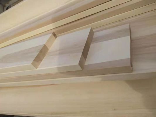 Le lit du roi de style contemporain est supporté par des ardoises pour le lit du roi en bois massif