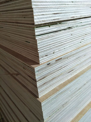Panneau de bois d'épinette contemporain avec une teneur en humidité de 8 à 12% 1220*2440 mm
