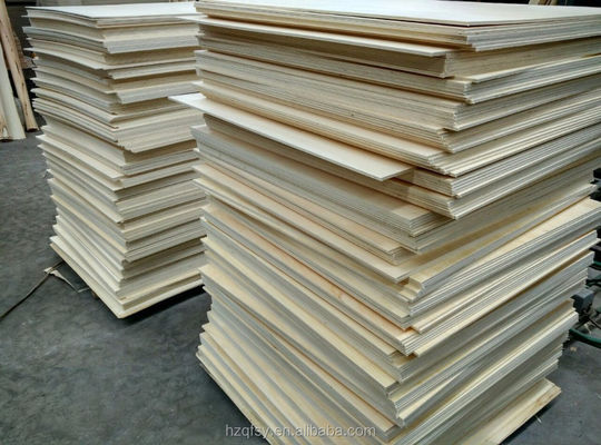 Panneau de bois d'épinette contemporain avec une teneur en humidité de 8 à 12% 1220*2440 mm
