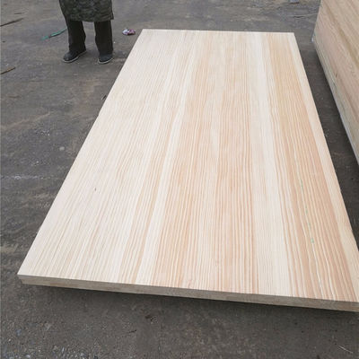 Un grade russe des planches de pin massif pour l' artisanat en bois