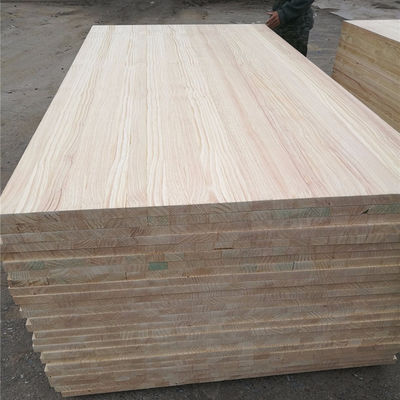 Un grade russe des planches de pin massif pour l' artisanat en bois