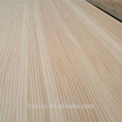 Un grade russe des planches de pin massif pour l' artisanat en bois