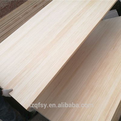 Un grade russe des planches de pin massif pour l' artisanat en bois