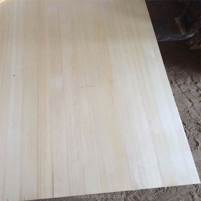Un grade russe des planches de pin massif pour l' artisanat en bois