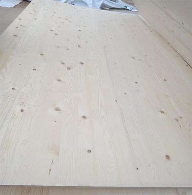 Atelier bois massif planches d'épinette planches teneur en humidité de 8 à 12%