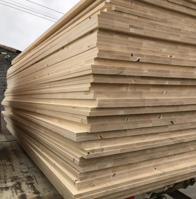 Atelier bois massif planches d'épinette planches teneur en humidité de 8 à 12%