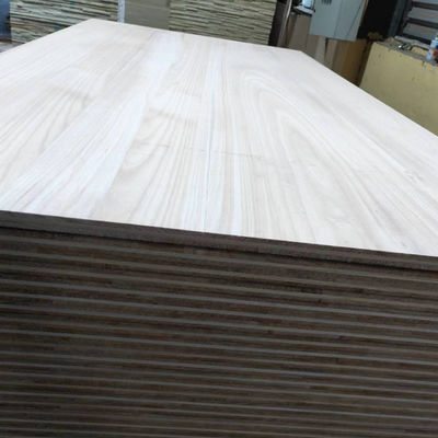 Panneaux de meubles multicouches à 100% certifié FSC avec des panneaux en bois de paulownia