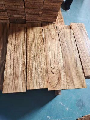 Étagères flottantes rustiques de type mural avec des planches de bois de paulownia