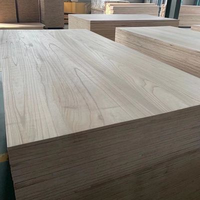 Panneaux en bois massif naturel pour le travail manuel du bois dans le design traditionnel