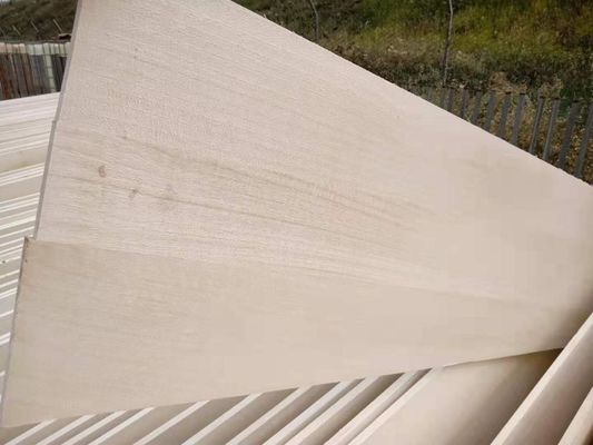 Panneau de coffre en bois massif avec surface lisse poncée