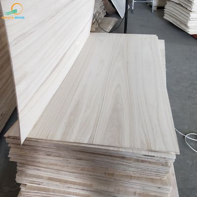 Panneaux en bois massif moderne Panneau en bois de paulownia Avec une teneur en humidité de 8% à 12%